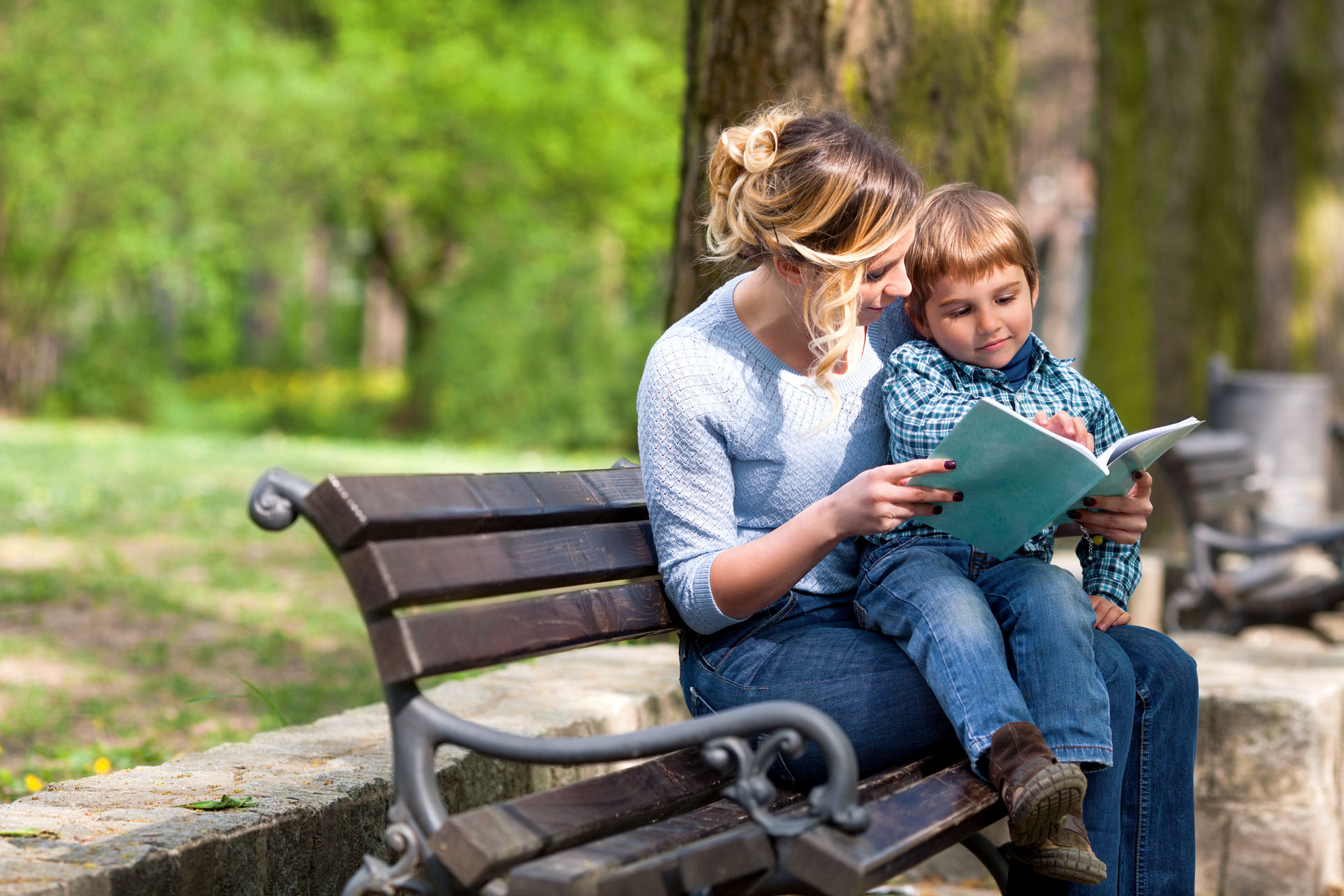 мамы сидят на пап. папа с новорожденным рисунок. мужчина с ребенком. родители мультяшные. родители и дети иллюстрация.